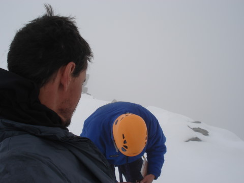 David et Frdric sortent la carte pour faire le point, dans la monte du versant nord du Dolent aprs l'arte Gallet