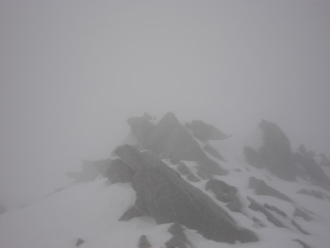 Les derniers mtre avant le sommet, dans le versant nord du Dolent, par brouillard